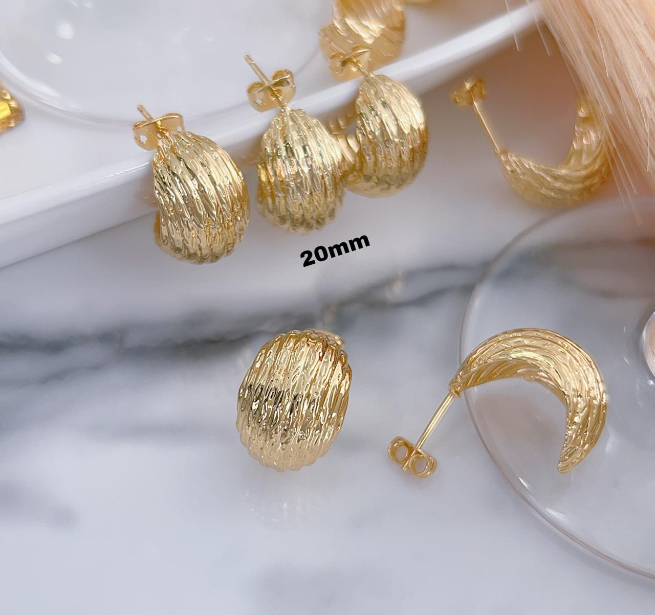 Brillo Imperial Set de Aretes Esplendor Real Candongas Media Luna
